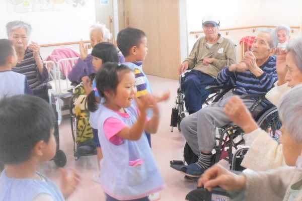 プラチナホームさくらのイベント 子供達の訪問